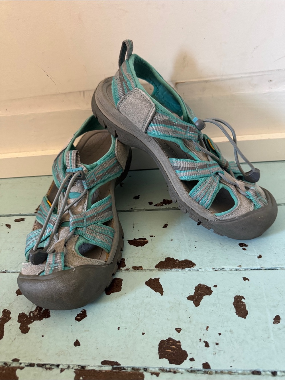 KEEN Size 7 Venice H2 Sandal Neutral Gray/Baltic color
